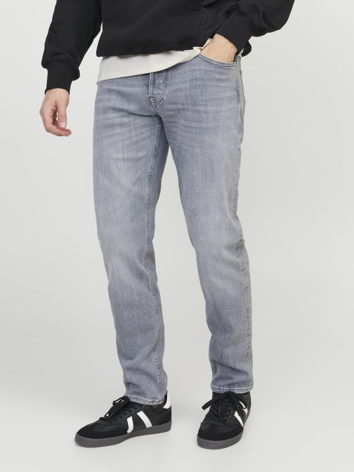 TAPERED FIT JEANS