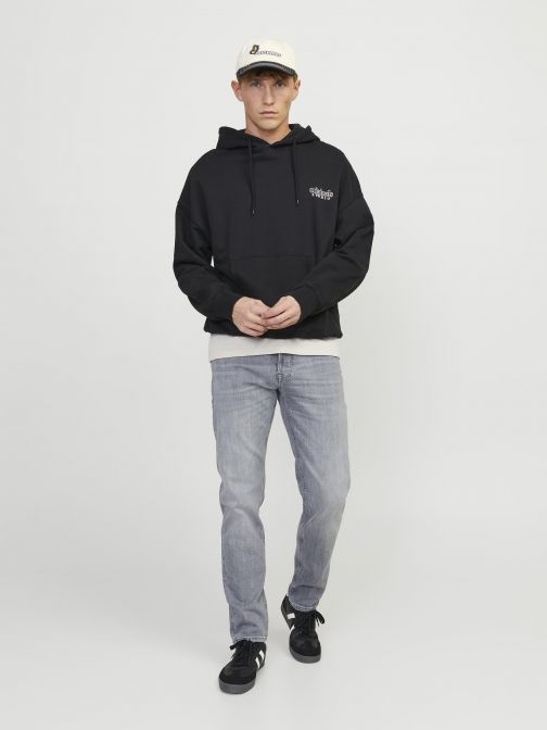 TAPERED FIT JEANS