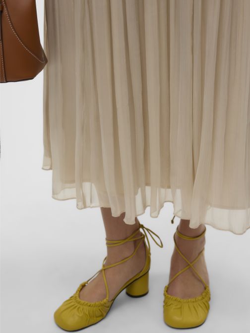 BOKÁIG ÉRŐ SZOKNYA 